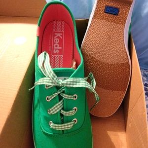 Kids women's canvas shoes bright green size 11